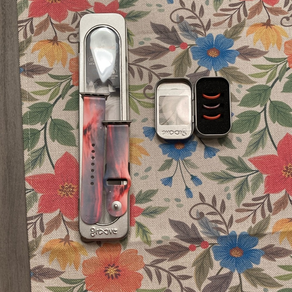 EUC Groove Life. Apple watch band and matching stackable rings. Color Cirrus